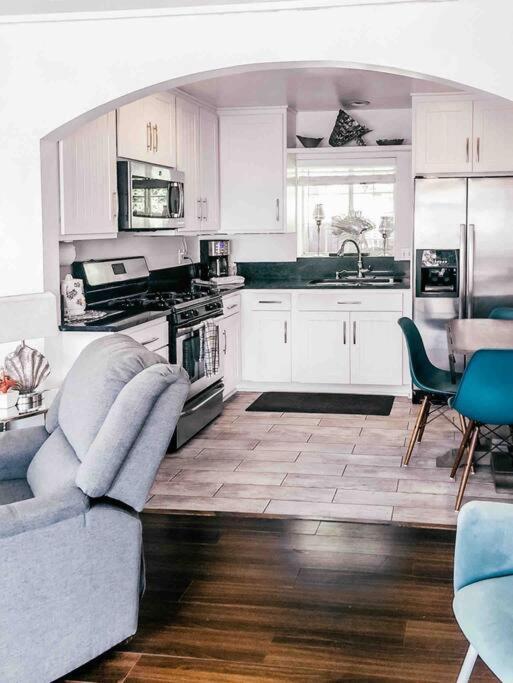 Cozy Walking Distance From Ocean Ventura