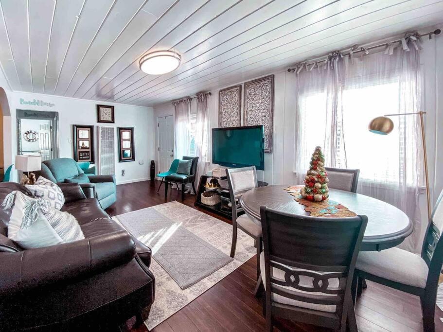 Cozy Walking Distance From Ocean Villa *